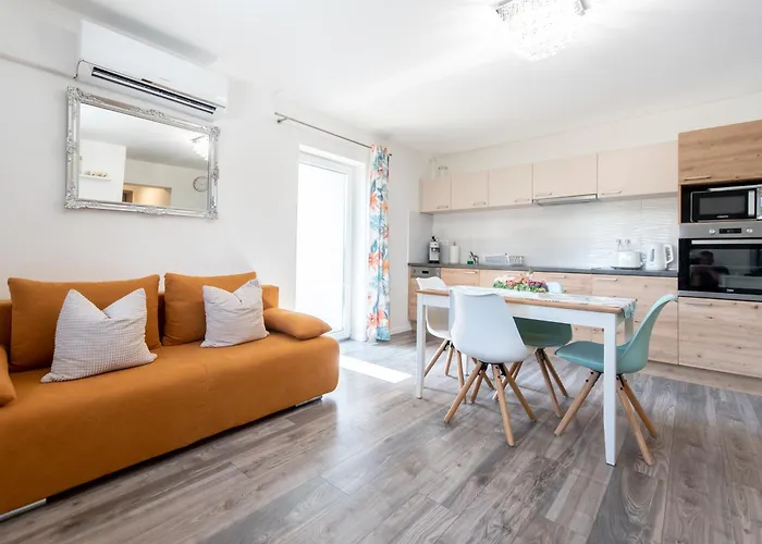 Apart Vila דירה *